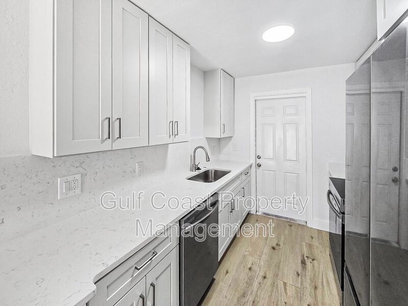 Updated Two Bedroom, One Bath Duplex located Near Downtown Palmetto property image