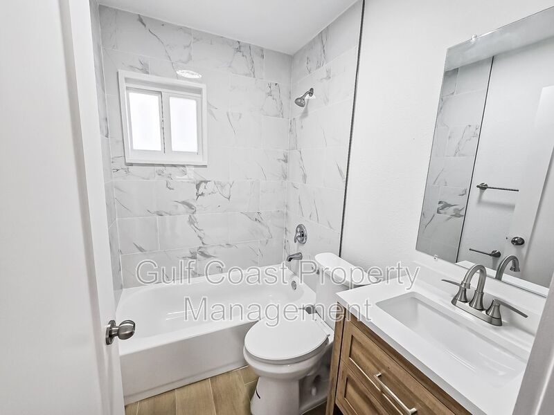 Updated Two Bedroom, One Bath Duplex located Near Downtown Palmetto property image