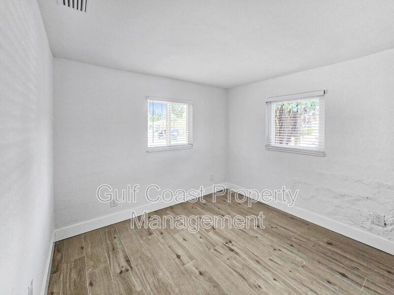 Updated Two Bedroom, One Bath Duplex located Near Downtown Palmetto property image