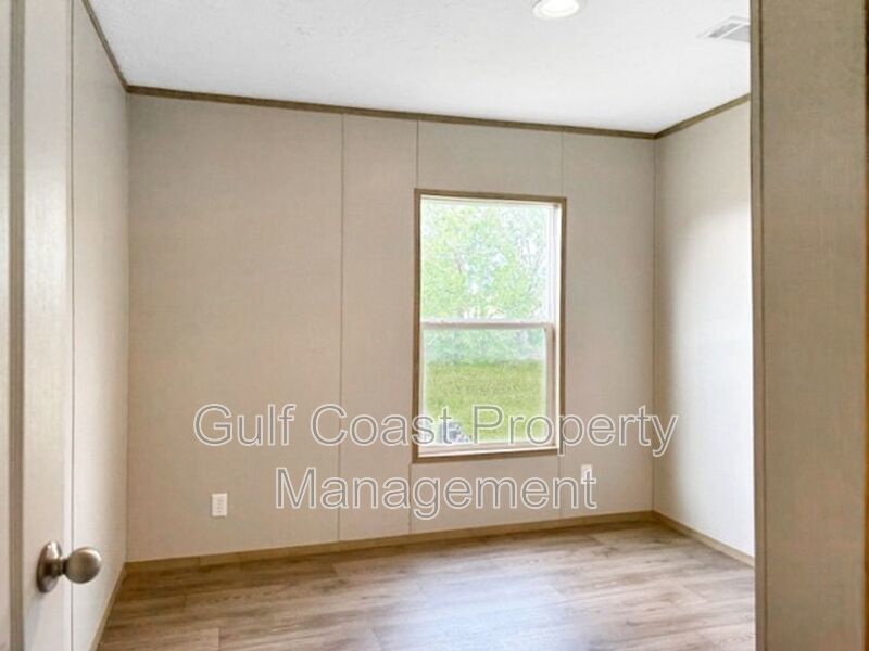 A Rare Find Five Bedrooms And Three Baths Located In Punta Gorda. property image