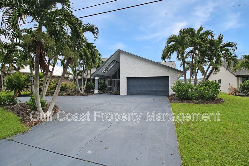 Stunning Waterfront Pool Home in the Heart or Cape Coral property image