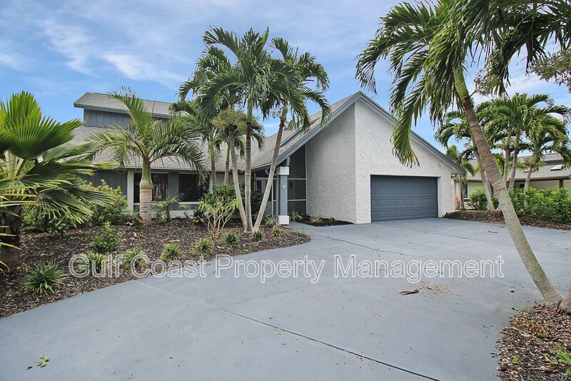 Stunning Waterfront Pool Home in the Heart or Cape Coral property image