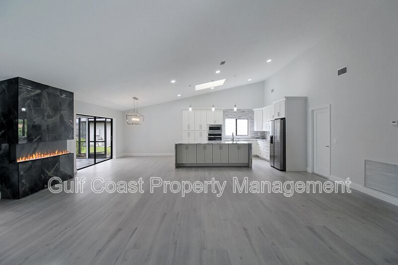 Stunning Waterfront Pool Home in the Heart or Cape Coral property image