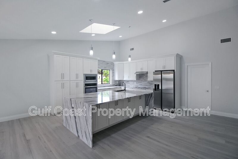 Stunning Waterfront Pool Home in the Heart or Cape Coral property image