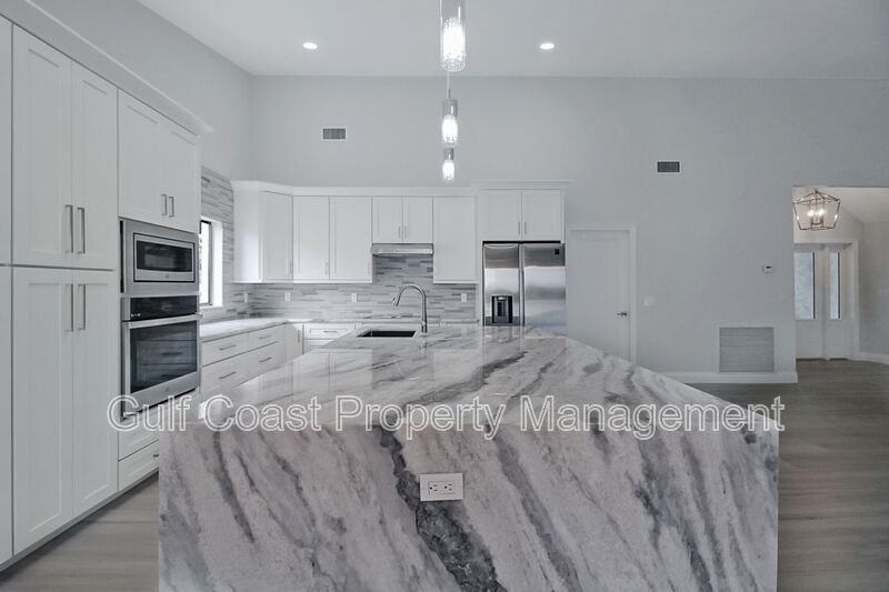 Stunning Waterfront Pool Home in the Heart or Cape Coral property image