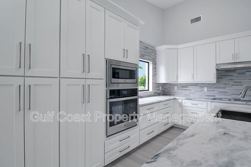 Stunning Waterfront Pool Home in the Heart or Cape Coral property image