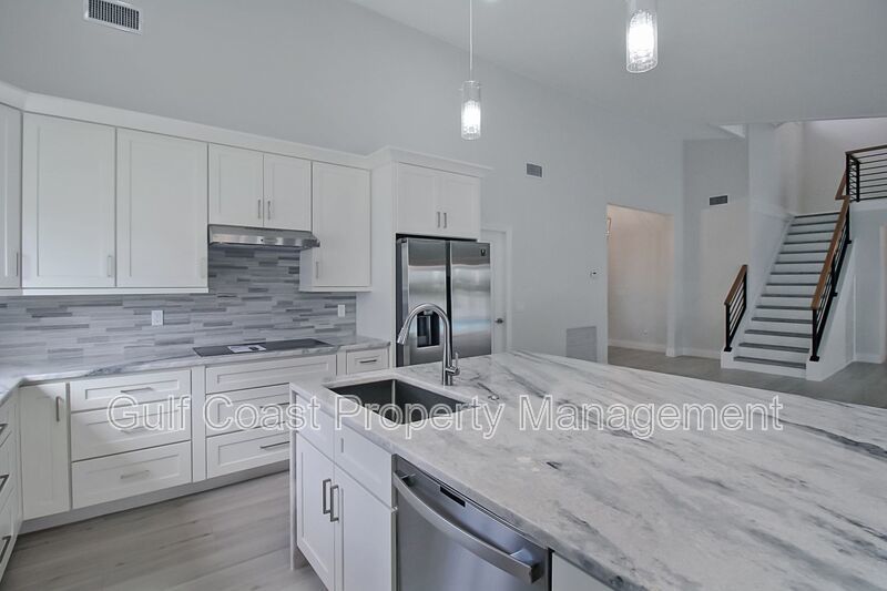 Stunning Waterfront Pool Home in the Heart or Cape Coral property image