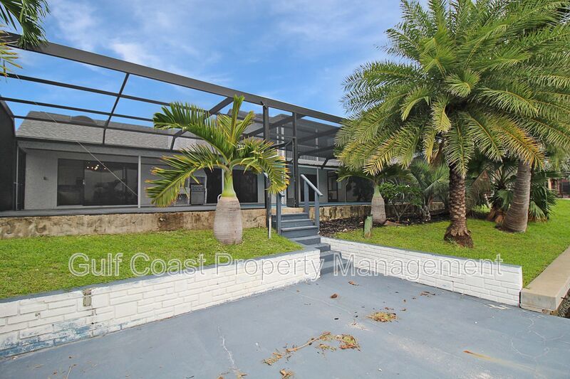 Stunning Waterfront Pool Home in the Heart or Cape Coral property image