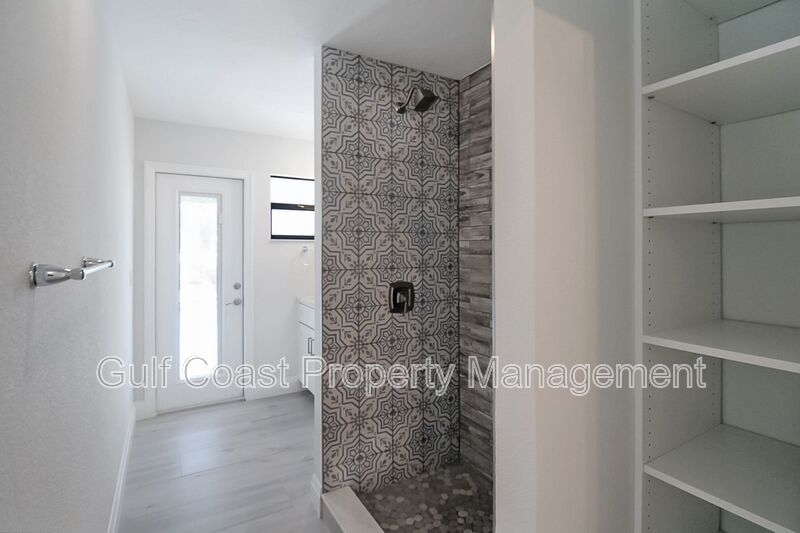 Stunning Waterfront Pool Home in the Heart or Cape Coral property image