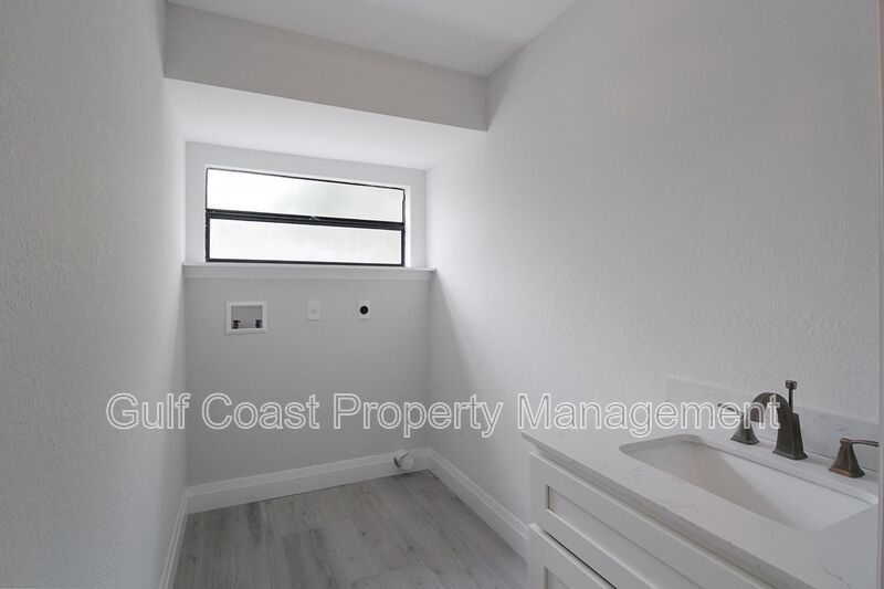 Stunning Waterfront Pool Home in the Heart or Cape Coral property image