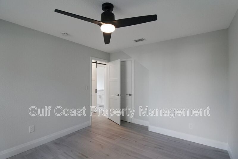 Stunning Waterfront Pool Home in the Heart or Cape Coral property image