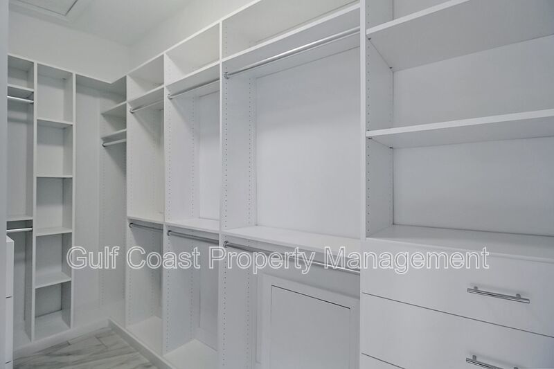 Stunning Waterfront Pool Home in the Heart or Cape Coral property image