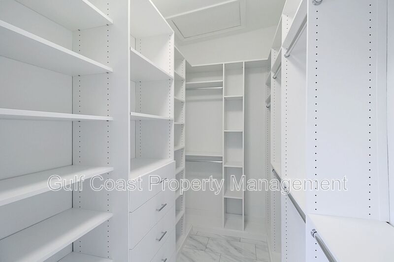 Stunning Waterfront Pool Home in the Heart or Cape Coral property image