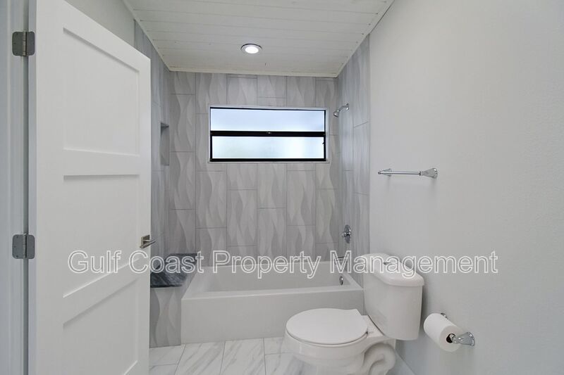 Stunning Waterfront Pool Home in the Heart or Cape Coral property image