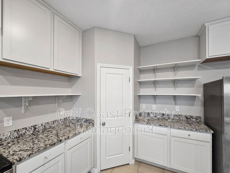 Limited-Time Offer: Two-for-One Application Fee Special! Flexible Move-In Costs! Pay only half the security deposit at lease signing and spread the rest over your first two months! property image