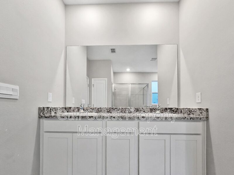 Limited-Time Offer: Two-for-One Application Fee Special! Flexible Move-In Costs! Pay only half the security deposit at lease signing and spread the rest over your first two months! property image