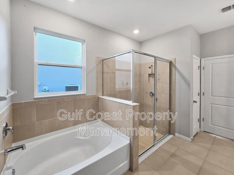 Limited-Time Offer: Two-for-One Application Fee Special! Flexible Move-In Costs! Pay only half the security deposit at lease signing and spread the rest over your first two months! property image