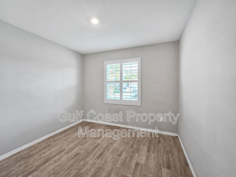 Limited-Time Offer: Two-for-One Application Fee Special! Flexible Move-In Costs! Pay only half the security deposit at lease signing and spread the rest over your first two months! property image