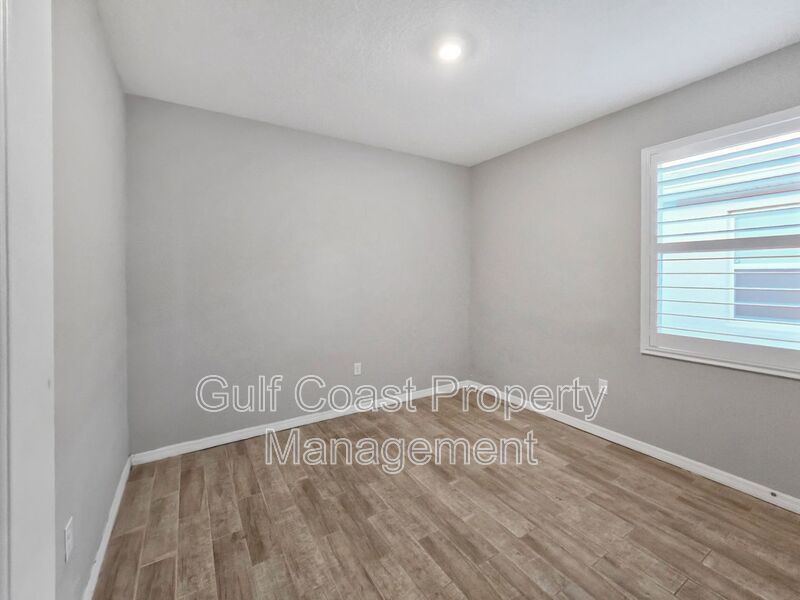 Limited-Time Offer: Two-for-One Application Fee Special! Flexible Move-In Costs! Pay only half the security deposit at lease signing and spread the rest over your first two months! property image