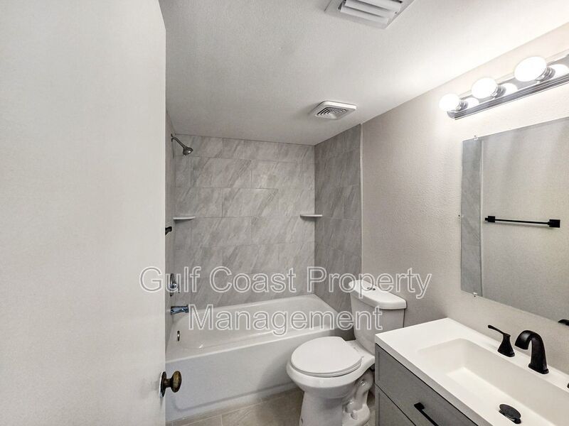 Limited-Time Offer: Two-for-One Application Fee Special! Flexible Move-In Costs! Pay only half the security deposit at lease signing and spread the rest over your first two months! property image