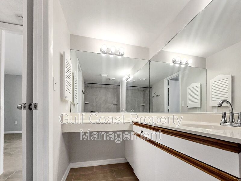 Limited-Time Offer: Two-for-One Application Fee Special! Flexible Move-In Costs! Pay only half the security deposit at lease signing and spread the rest over your first two months! property image