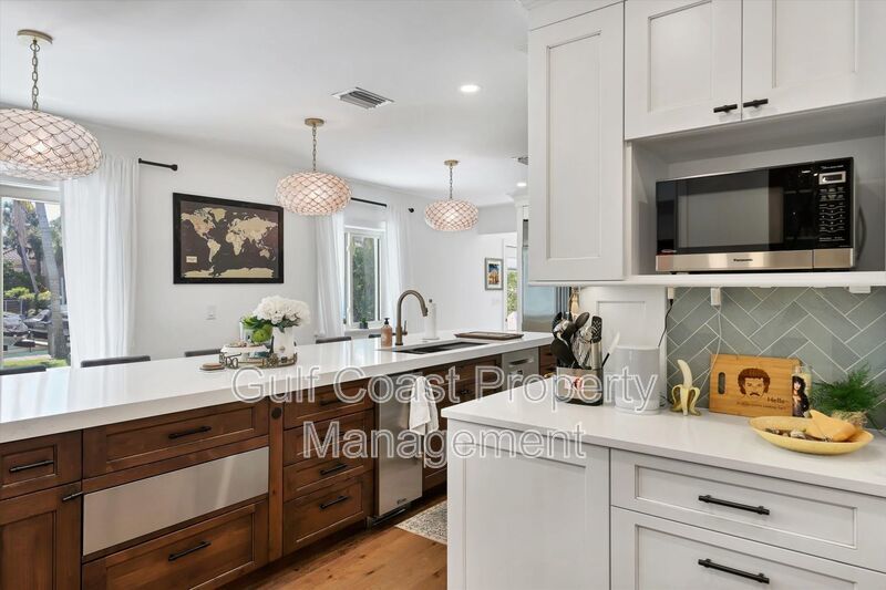 Exclusive Bird Key Waterfront Estate – 5BR Luxury Annual Rental property image