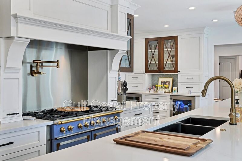 Exclusive Bird Key Waterfront Estate – 5BR Luxury Annual Rental property image