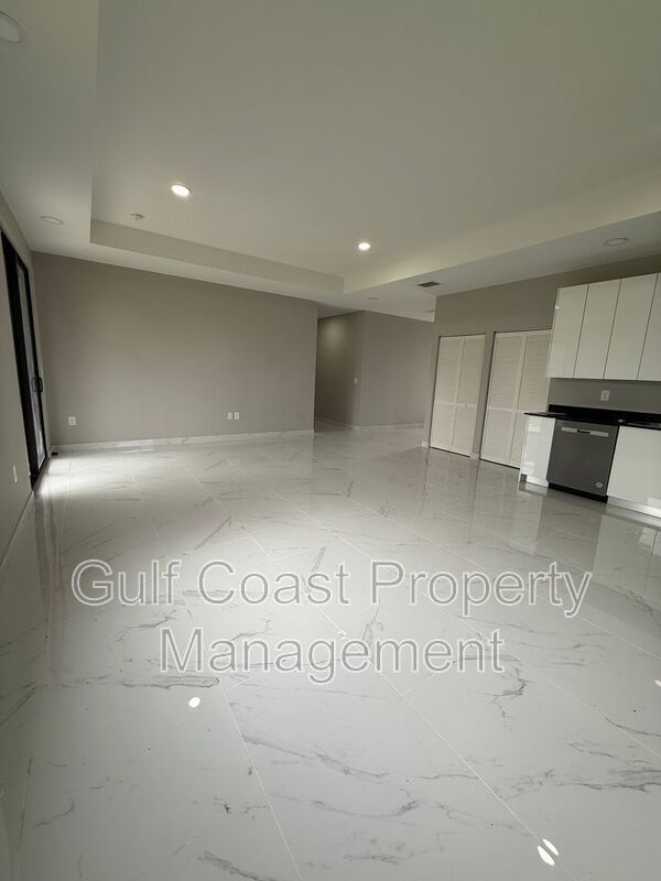 2052 NE 18th Ter property image