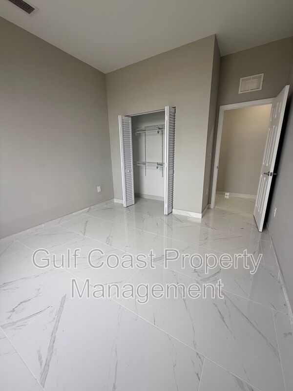 2052 NE 18th Ter property image