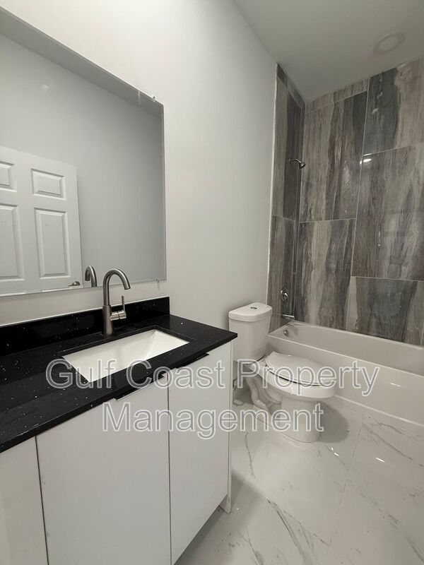 2052 NE 18th Ter property image