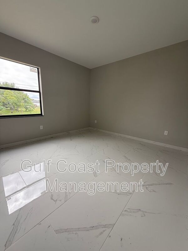 2052 NE 18th Ter property image