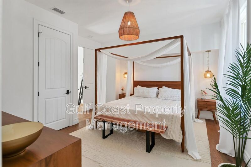 Exclusive Bird Key Waterfront Estate – 5BR Luxury Annual Rental property image