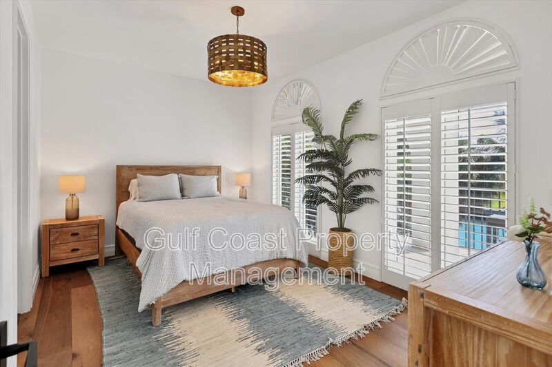 Exclusive Bird Key Waterfront Estate – 5BR Luxury Annual Rental property image