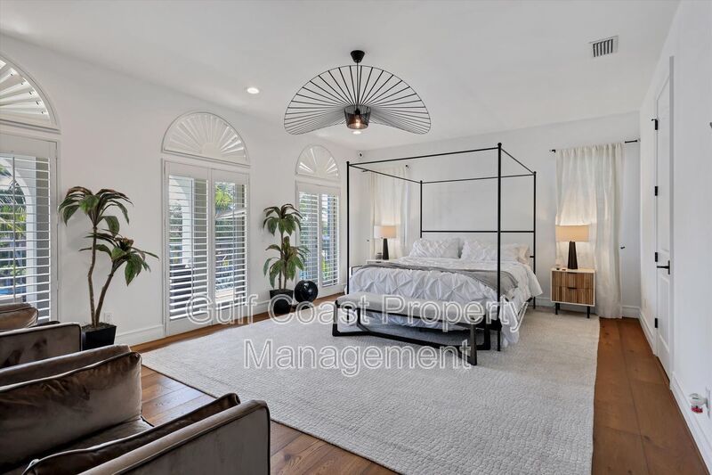Exclusive Bird Key Waterfront Estate – 5BR Luxury Annual Rental property image