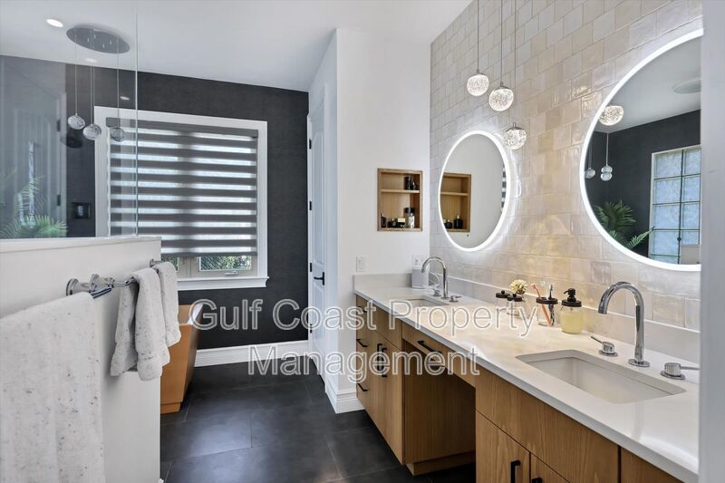 Exclusive Bird Key Waterfront Estate – 5BR Luxury Annual Rental property image