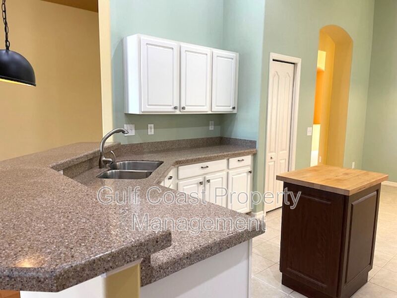 3BR + Den Pool Home in Quiet Cul-de-Sac Available Immediately For Annual Rent property image