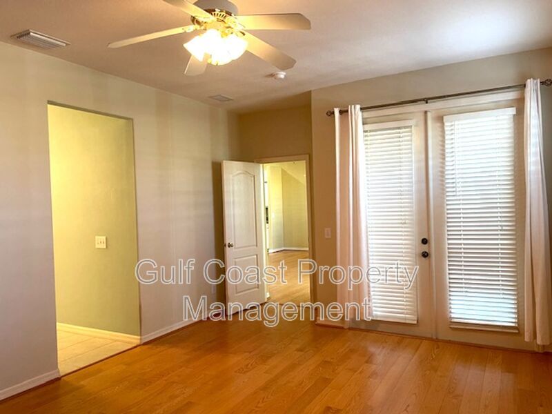 3BR + Den Pool Home in Quiet Cul-de-Sac Available Immediately For Annual Rent property image