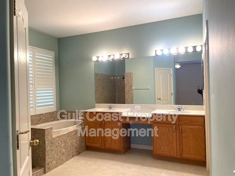 3BR + Den Pool Home in Quiet Cul-de-Sac Available Immediately For Annual Rent property image