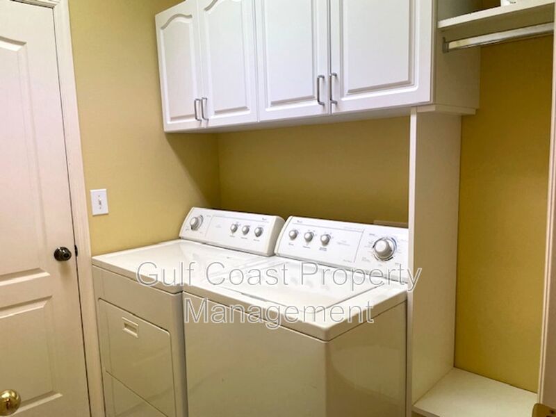 3BR + Den Pool Home in Quiet Cul-de-Sac Available Immediately For Annual Rent property image