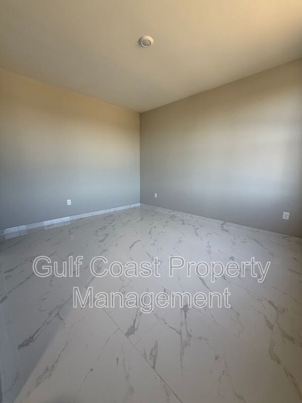 1914 NE 18th Avenue property image