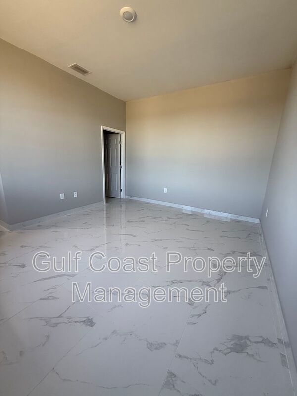 1914 NE 18th Avenue property image