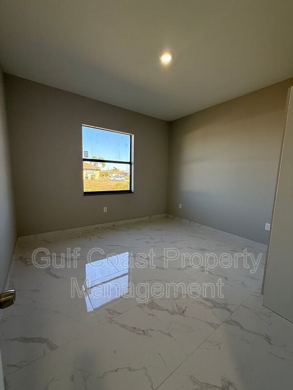 1914 NE 18th Avenue property image