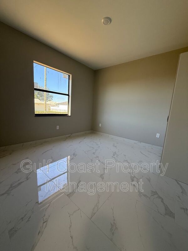 1914 NE 18th Avenue property image