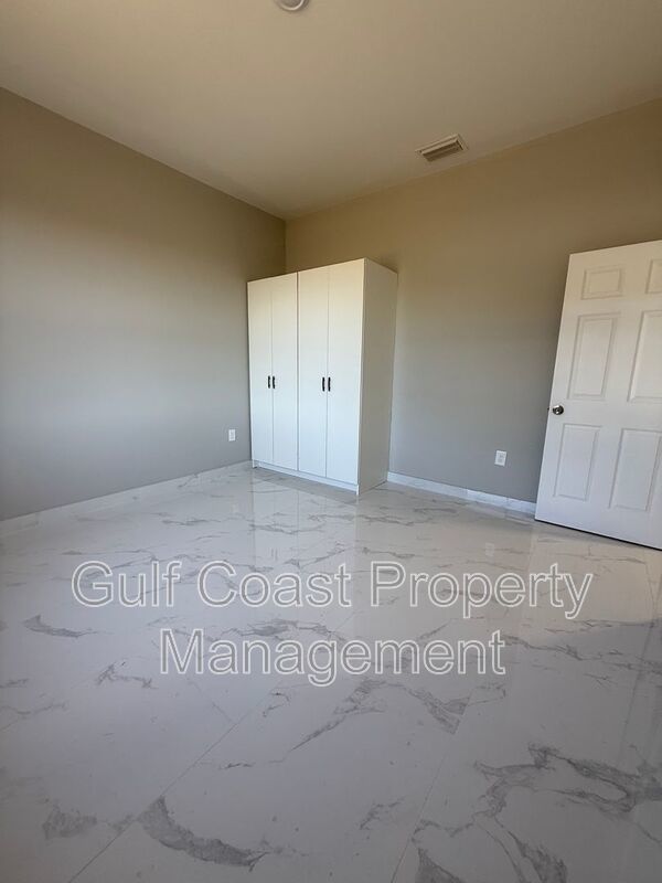 1914 NE 18th Avenue property image