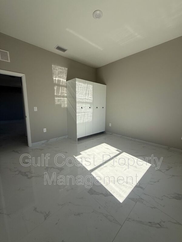 1914 NE 18th Avenue property image