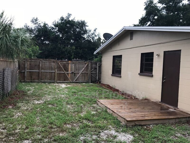 Annual 2-Bedroom Duplex with Carport, Fenced Yard & Pet-Friendly Living property image