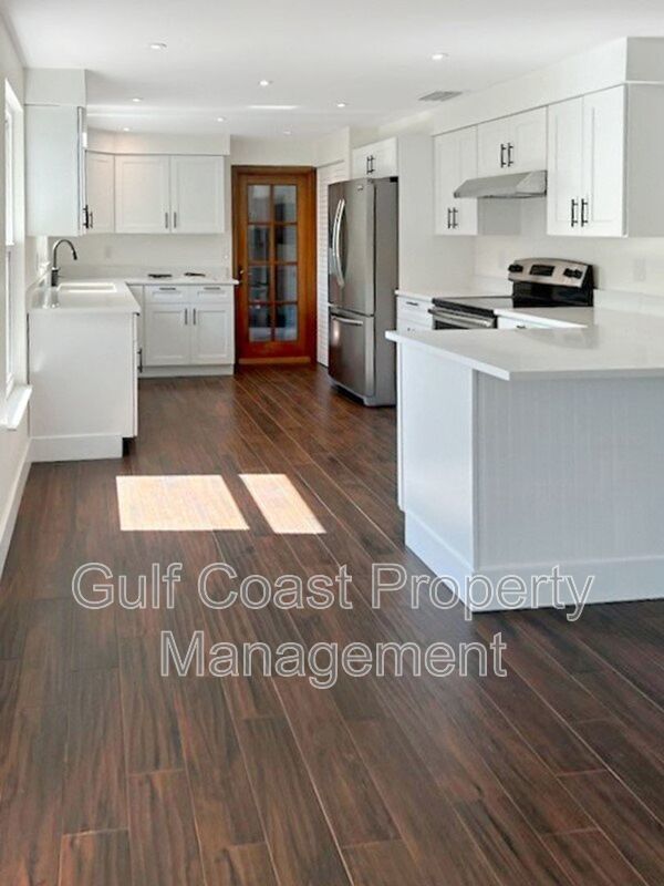 Beautifully Updated 2-Bedroom Annual Pool Home with Boat Parking – Cordova Lakes property image