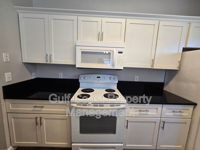 Annual Updated One Bedroom, Lakefront Condo in Gated Palms of Cortez – Ground Floor with Washer & Dryer property image