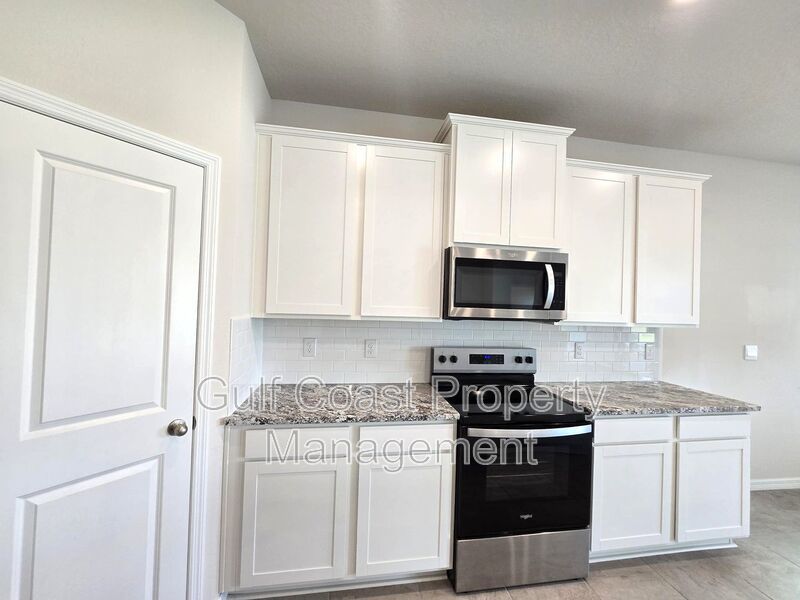 Spacious Annual Rental with Three Bedrooms, office and 2.5 Baths in the Gated Community of Coddington property image