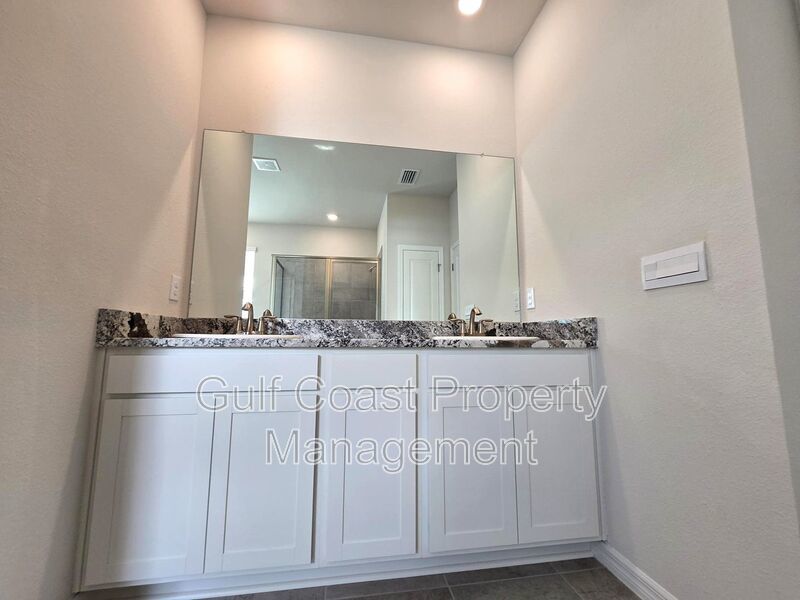 Spacious Annual Rental with Three Bedrooms, office and 2.5 Baths in the Gated Community of Coddington property image